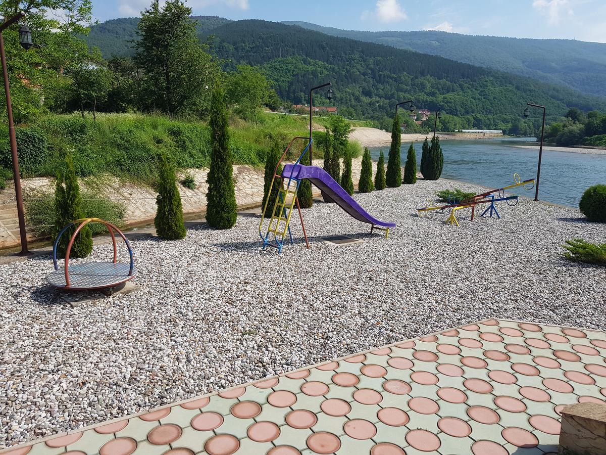 Pansion Basa Hotel Ustikolina ภายนอก รูปภาพ